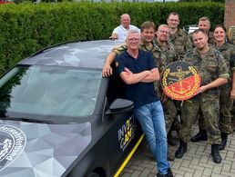 Ein „Hingucker“ bei der Veranstaltung der TruKa Grafschaft war das für die INVICTUS GAMES 2023 werbeträchtig zurecht gemachte Auto des Standortbeauftragten. Auf dem Foto v.l. StFw a.D. Peter Till, StFw a.D. Stephan Hansen, StFw Mario Wiesener, StFw Rene Hecker, OFähnr Jan Baasch, HptFw Daniel Witting, StFw Ralf Grothe, StFw Simone Wiesener und StFw Sebastian Schmidt. Foto: TruKa Grafschaft