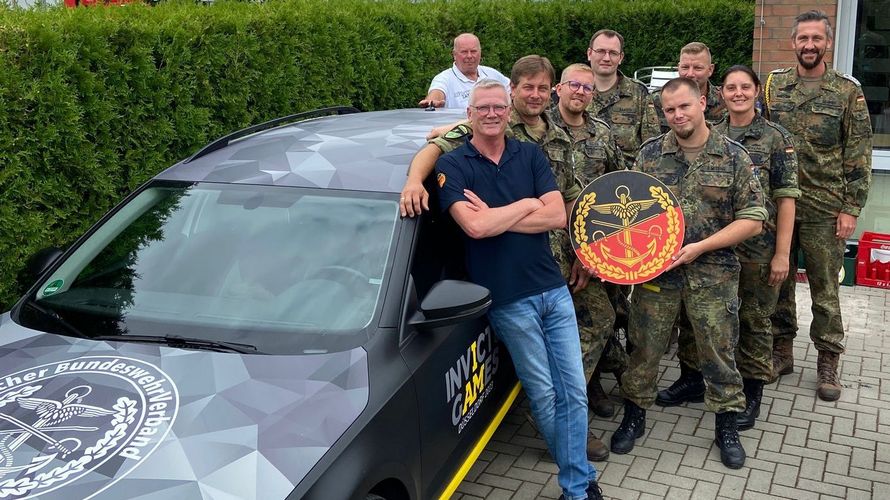 Ein „Hingucker“ bei der Veranstaltung der TruKa Grafschaft war das für die INVICTUS GAMES 2023 werbeträchtig zurecht gemachte Auto des Standortbeauftragten. Auf dem Foto v.l. StFw a.D. Peter Till, StFw a.D. Stephan Hansen, StFw Mario Wiesener, StFw Rene Hecker, OFähnr Jan Baasch, HptFw Daniel Witting, StFw Ralf Grothe, StFw Simone Wiesener und StFw Sebastian Schmidt. Foto: TruKa Grafschaft