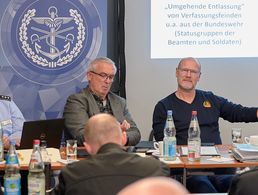 Tagungsleiter Hauptmann a.D. Oliver Hartmann (rechts) – unterstützt vom Oberstabsfeldwebel a.D. Ralph Bender (mitte) - zeichnete für die erfolgreiche Veranstaltung verantwortlich. Foto: Ingo Kaminsky