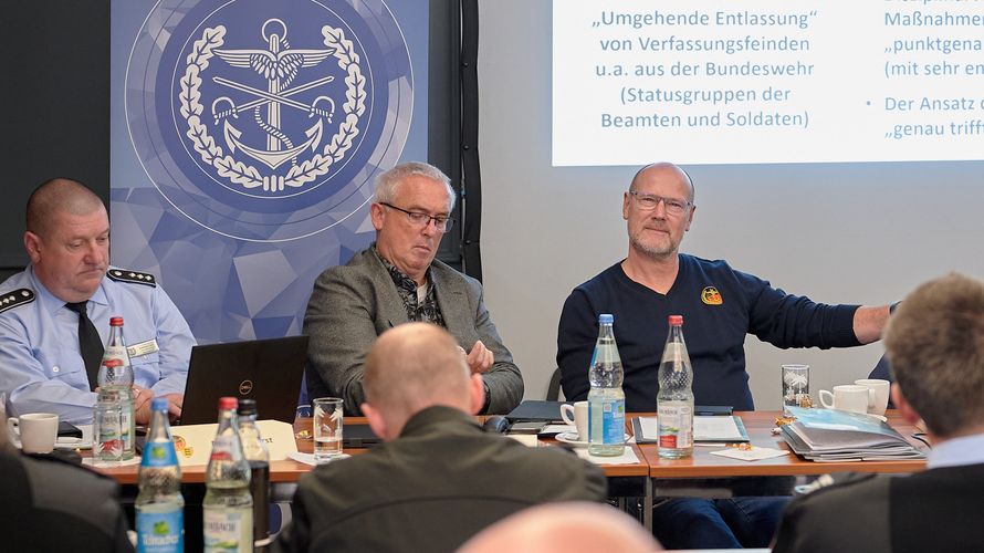 Tagungsleiter Hauptmann a.D. Oliver Hartmann (rechts) – unterstützt vom Oberstabsfeldwebel a.D. Ralph Bender (mitte) - zeichnete für die erfolgreiche Veranstaltung verantwortlich. Foto: Ingo Kaminsky