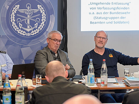 Tagungsleiter Hauptmann a.D. Oliver Hartmann (rechts) – unterstützt vom Oberstabsfeldwebel a.D. Ralph Bender (mitte) - zeichnete für die erfolgreiche Veranstaltung verantwortlich. Foto: Ingo Kaminsky
