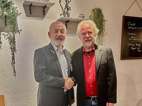 Stabsfeldwebel a.D. Hendrik Rohm übergibt den Vorsitz der Kameradschaft ERH Zollernalb an Oberstabsfeldwebel a.D. Ralf Hochrein. Foto: KERH Zollernalb