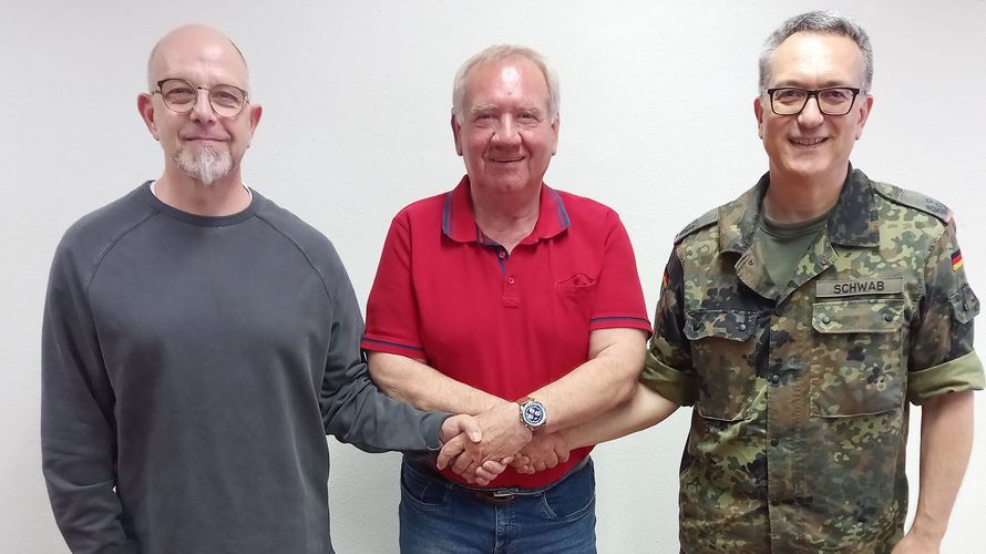 Als erster gratulierte Wahlleiter Oberstabsfeldwebel a.D. Georg Schwamb (Mitte) dem überzeugend im Amt als StOKa Vorsitzenden wiedergewählten Oberstleutnant Michael Schwab und seinem Stellvertreter Oberstabsfeldwebel a.D. Udo Zenz. Foto:  Gerald Arleth                