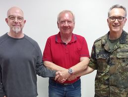 Als erster gratulierte Wahlleiter Oberstabsfeldwebel a.D. Georg Schwamb (Mitte) dem überzeugend im Amt als StOKa Vorsitzenden wiedergewählten Oberstleutnant Michael Schwab und seinem Stellvertreter Oberstabsfeldwebel a.D. Udo Zenz. Foto:  Gerald Arleth                
