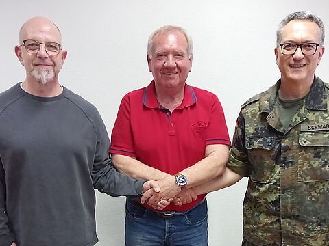 Als erster gratulierte Wahlleiter Oberstabsfeldwebel a.D. Georg Schwamb (Mitte) dem überzeugend im Amt als StOKa Vorsitzenden wiedergewählten Oberstleutnant Michael Schwab und seinem Stellvertreter Oberstabsfeldwebel a.D. Udo Zenz. Foto:  Gerald Arleth                