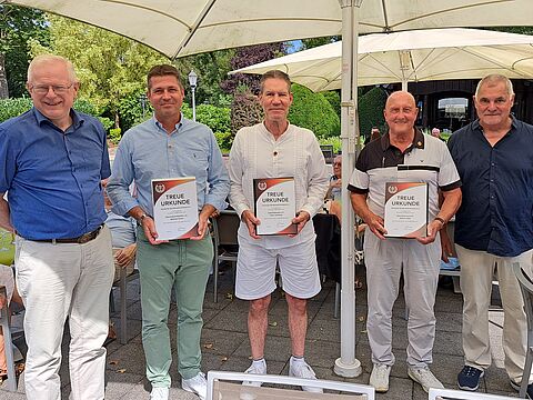 Mitgliederehrung unter besonderen Hygiene- und Sicherheitsmaßnahmen in Köln: Bezirksvorsitzender Hauptmann a.D. Volker Jung (von links), die Jubilare Oberstabsfeldwebel a.D. Michael Busch, Stabsfeldwebel a.D. Peter Schiemer, Oberstleutnant d.R. Rainer Kulke und KERH Vorsitzender Oberstleutnant a.D. Peter Klein. Foto: Joachim Hentschel 