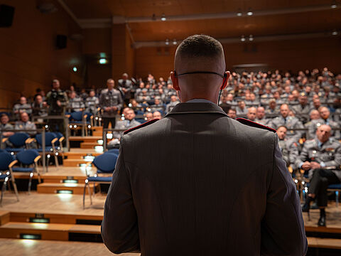 Oberstleutnant i.G. Marcel Bohnert referierte an der Offizierschule des Heeres in Dresden vor über 600 Nachwuchsführungskräften. Foto: Gräf/Tuschmo/OSH