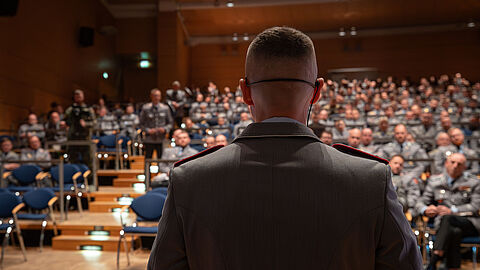 Oberstleutnant i.G. Marcel Bohnert referierte an der Offizierschule des Heeres in Dresden vor über 600 Nachwuchsführungskräften. Foto: Gräf/Tuschmo/OSH