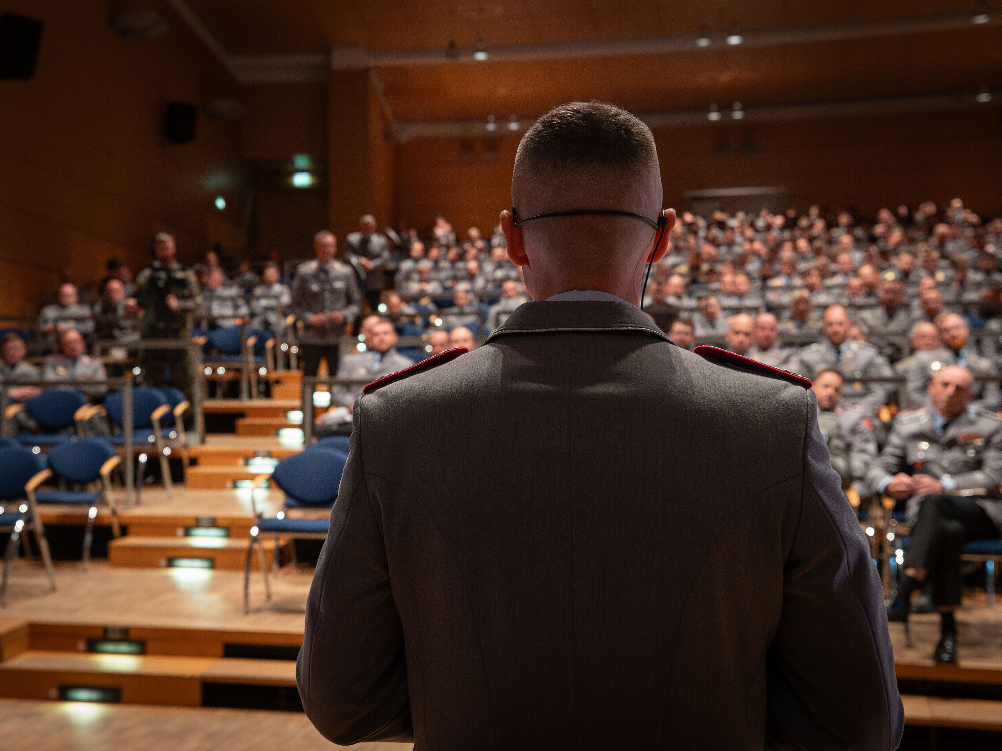 Oberstleutnant i.G. Marcel Bohnert referierte an der Offizierschule des Heeres in Dresden vor über 600 Nachwuchsführungskräften. Foto: Gräf/Tuschmo/OSH