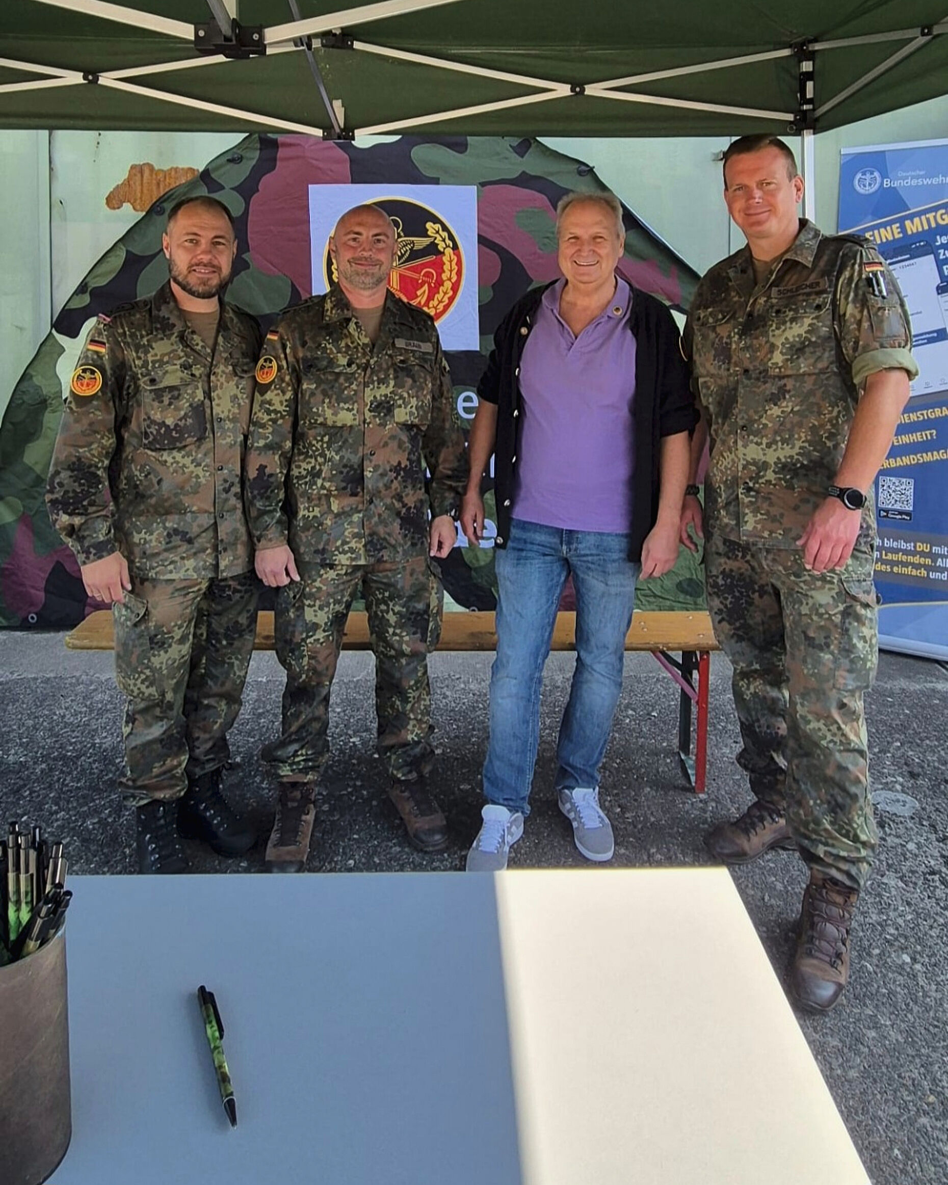 Zahlreiche Gespräche am Info-Stand des DBwV führten der stellvertretende StoKa-Vorsitzende Stabsfeldwebel Paul Müller, der Vorsitzende der TruKa 5./VersBtl 4, Stabsfeldwebel Sebastian Braun, sowie der KERH-Vorsitzende Stabsfeldwebel a.D. Markus Schaubeck. Foto: Christian Schleicher
