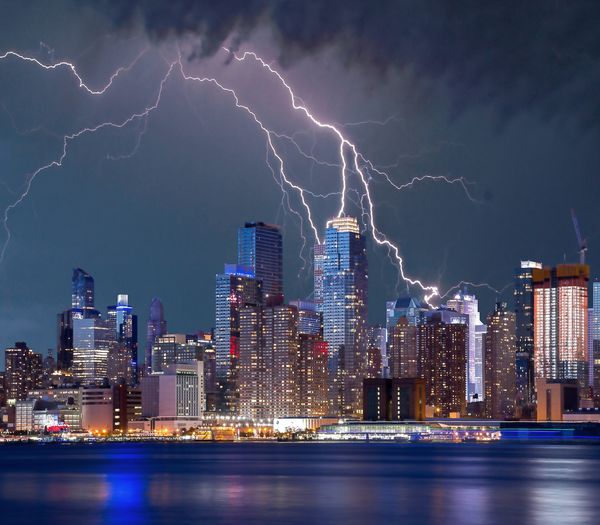 Bei hohen Gebäuden - hier eine Aufnahme aus New York - entwickelt sich der Blitz häufig von unten nach oben Foto: pixabay