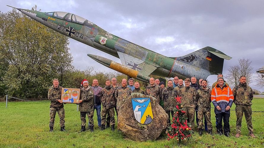 TruKa-Vorsitzender Stabsfeldwebel Stefan Riep und die Soldaten und zivilen Mitarbeiter des Standortes Auenhausen packen regelmäßig Weihnachtspäckchen für Kameraden im  Auslandseinsatz. Foto: Walther