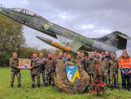 TruKa-Vorsitzender Stabsfeldwebel Stefan Riep und die Soldaten und zivilen Mitarbeiter des Standortes Auenhausen packen regelmäßig Weihnachtspäckchen für Kameraden im  Auslandseinsatz. Foto: Walther