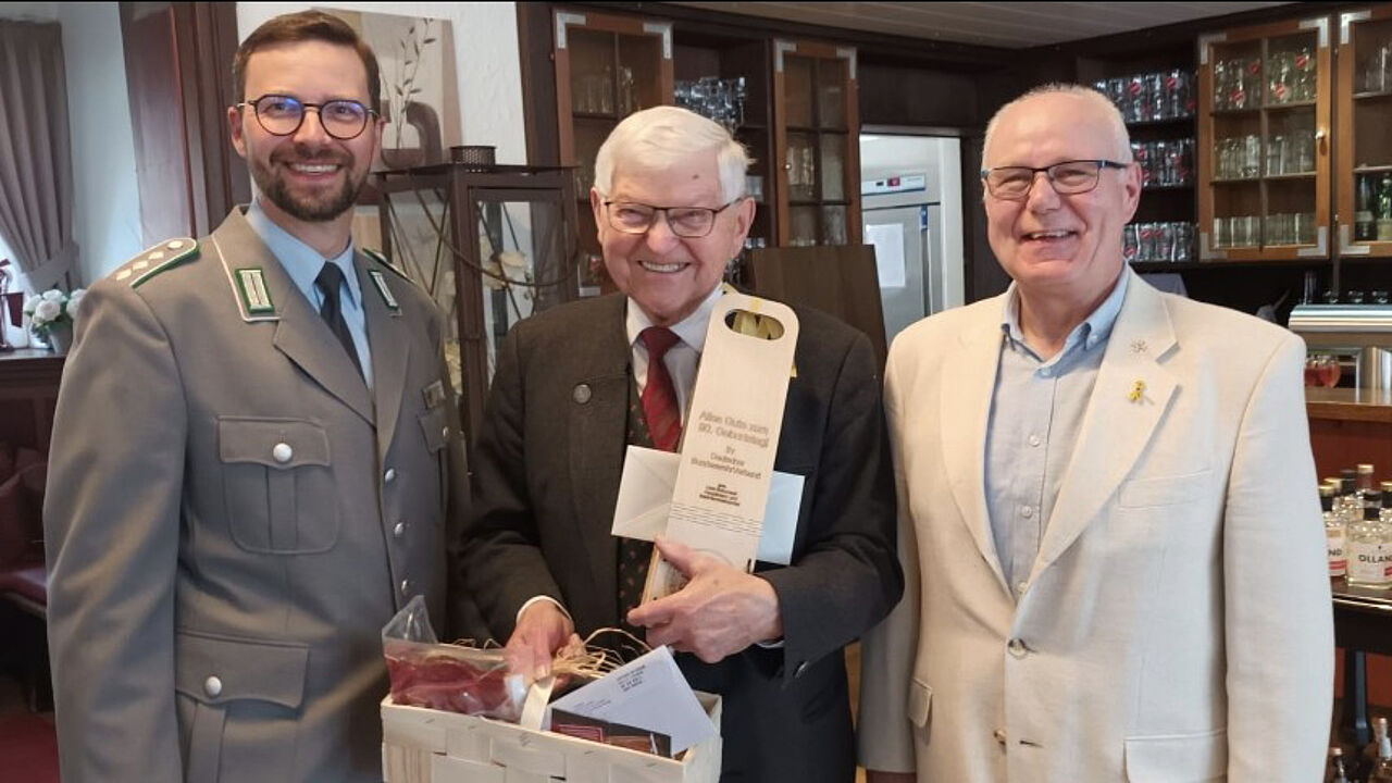 Beim Ehrentag eines Gründungsmitglieds (v.l.n.r.):  Lars Schunack, der Jubilar Dietrich Breuer und Andreas Richter. Foto: LV Nord