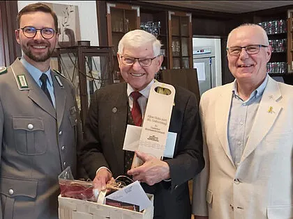 Beim Ehrentag eines Gründungsmitglieds (v.l.n.r.):  Lars Schunack, der Jubilar Dietrich Breuer und Andreas Richter. Foto: LV Nord