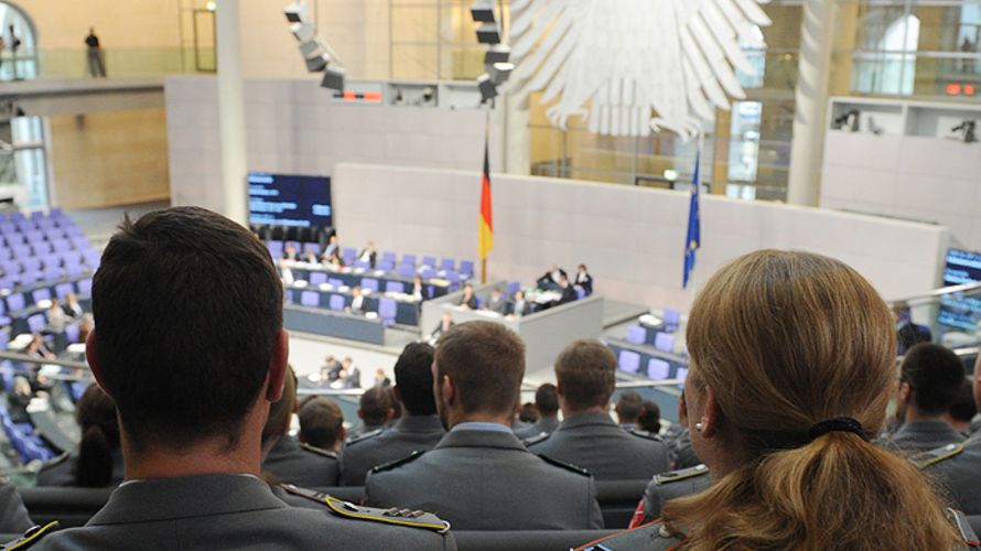 Soldaten verfolgen eine Debatte im Bundestag (Archivbild). Die Vorsitze der Ausschüsse wurden jetzt festgelegt