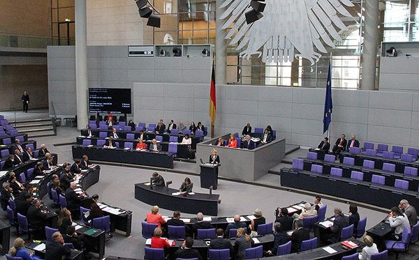 Der Bundestag machte den Weg frei für eine Anpassung der Bezüge an die steigenden Lebenshaltungskosten. Archivfoto: DBwV