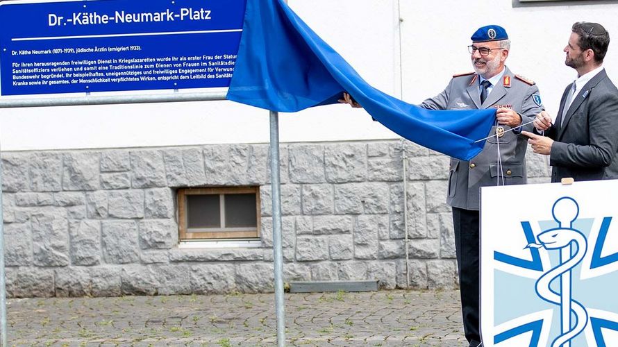 Der Inspekteur des Sanitätsdienstes, Generaloberstabsarzt Dr. Ulrich Baumgärtner, enthüllt gemeinsam mit dem Militärrabbiner Balla das Schild für den Dr.-Käthe-Neumark-Platz. Foto: Bundeswehr/Michael Laymann