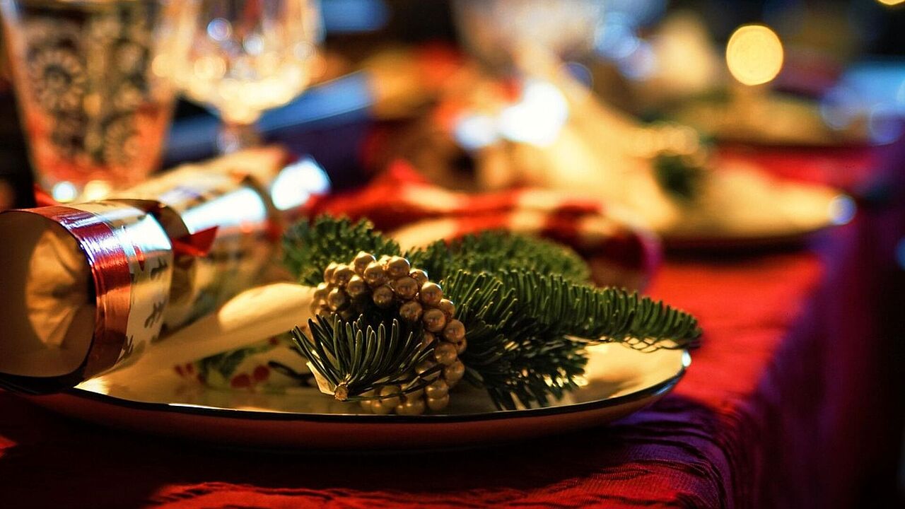 Im Rahmen der Initiative #DerLeereStuhl lassen jedes Jahr zu Weihnachten Familien einen Platz an ihren Tafeln frei, um so an Gefallene der Bundeswehr zu denken und Solidarität mit Einsatzveteranen und Hinterbliebenen zu demonstrieren. Foto. pixabay