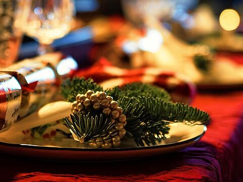 Im Rahmen der Initiative #DerLeereStuhl lassen jedes Jahr zu Weihnachten Familien einen Platz an ihren Tafeln frei, um so an Gefallene der Bundeswehr zu denken und Solidarität mit Einsatzveteranen und Hinterbliebenen zu demonstrieren. Foto. pixabay