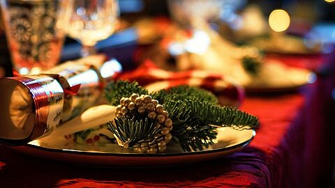 Im Rahmen der Initiative #DerLeereStuhl lassen jedes Jahr zu Weihnachten Familien einen Platz an ihren Tafeln frei, um so an Gefallene der Bundeswehr zu denken und Solidarität mit Einsatzveteranen und Hinterbliebenen zu demonstrieren. Foto. pixabay