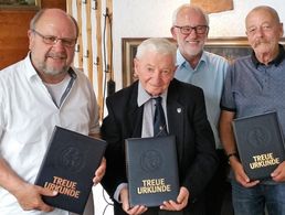 Gleich mehrere Jubilare beglückwünschte Oberfeldwebel d.R. Joachim Wrobel in Kaiserslautern zum Jubiläum. Foto: KERH Kaiserslautern