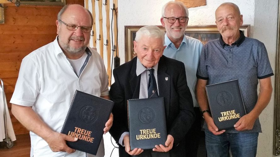 Gleich mehrere Jubilare beglückwünschte Oberfeldwebel d.R. Joachim Wrobel in Kaiserslautern zum Jubiläum. Foto: KERH Kaiserslautern