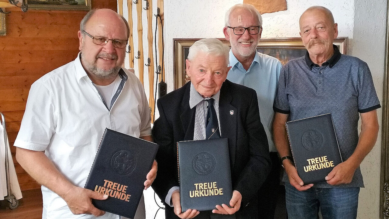 Gleich mehrere Jubilare beglückwünschte Oberfeldwebel d.R. Joachim Wrobel in Kaiserslautern zum Jubiläum. Foto: KERH Kaiserslautern