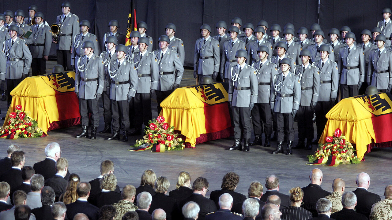 Auf dem militärischen Flughafen in Köln-Wahn wurde am 24. Mai 2007 mit einer Trauerfeier Abschied von den drei gefallenen deutschen Soldaten genommen. Foto: picture alliance/Associated Press/Roberto Pfeil 
