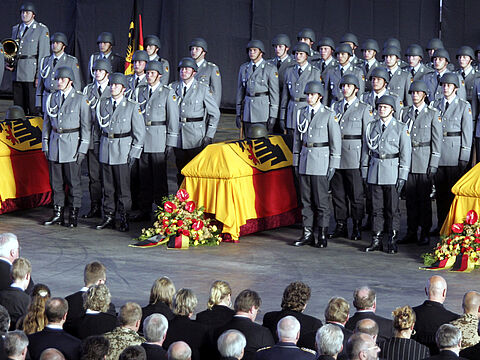 Auf dem militärischen Flughafen in Köln-Wahn wurde am 24. Mai 2007 mit einer Trauerfeier Abschied von den drei gefallenen deutschen Soldaten genommen. Foto: picture alliance/Associated Press/Roberto Pfeil