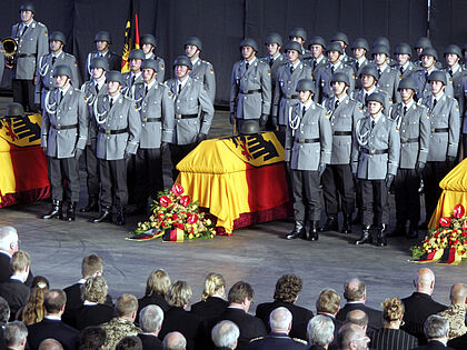 Auf dem militärischen Flughafen in Köln-Wahn wurde am 24. Mai 2007 mit einer Trauerfeier Abschied von den drei gefallenen deutschen Soldaten genommen. Foto: picture alliance/Associated Press/Roberto Pfeil 