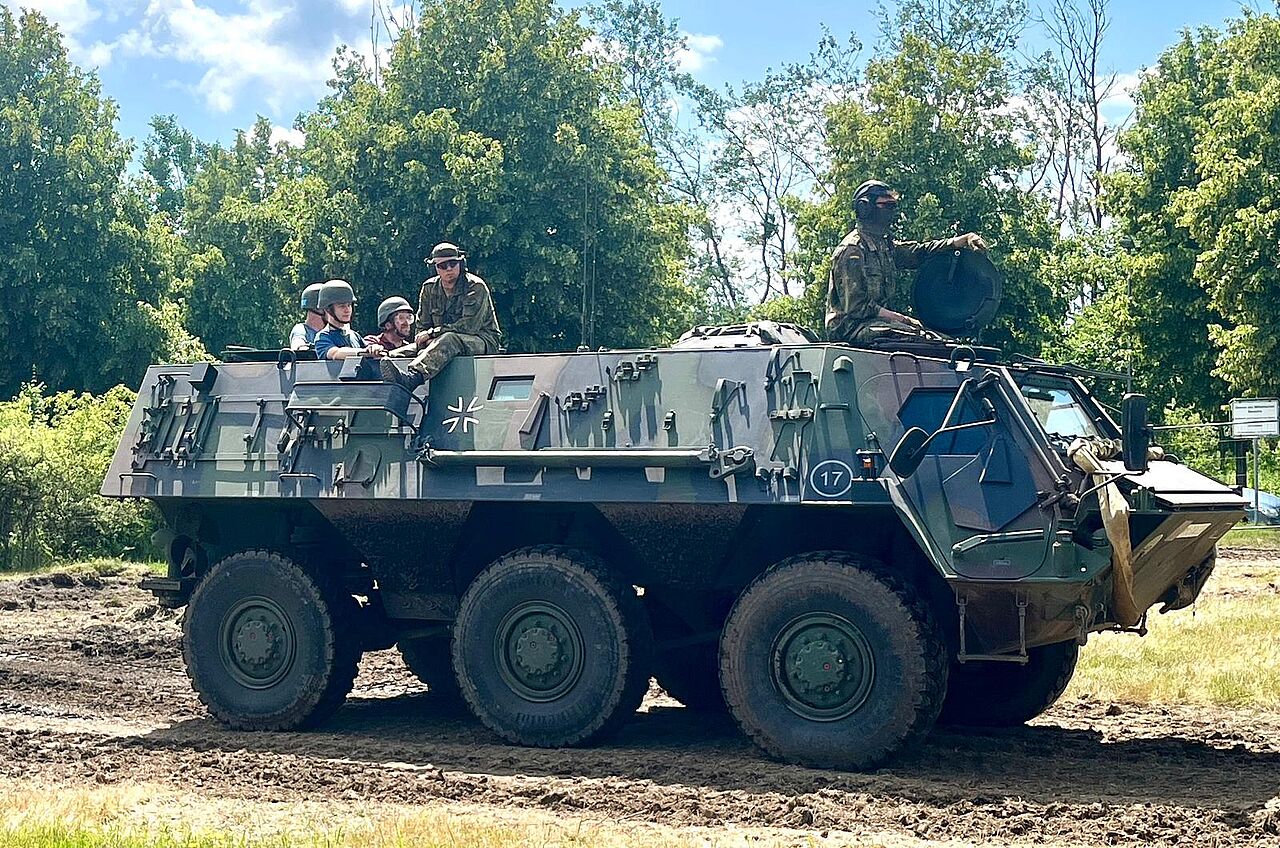 Auch Mitfahrten im Transportpanzer Fuchs wurden in Neubrandenburg ermöglicht.