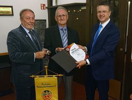 Fregattenkapitän a.D. Hans-Joachim Grund, der Jubilar Oberst a.D. Achim  Proske und DBwV Bundesvorsitzender Oberst André Wüstner (v.l) Foto: KERH Sankt Augustin