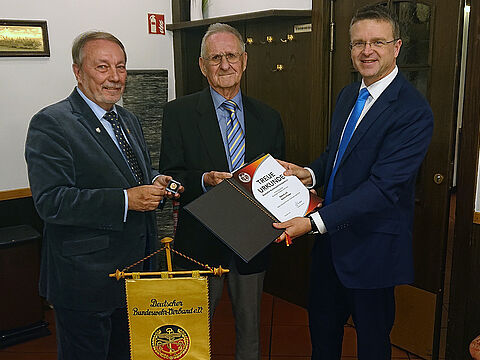 Fregattenkapitän a.D. Hans-Joachim Grund, der Jubilar Oberst a.D. Achim  Proske und DBwV Bundesvorsitzender Oberst André Wüstner (v.l) Foto: KERH Sankt Augustin