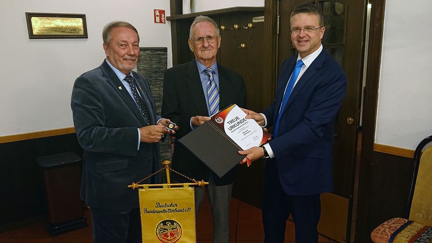 Fregattenkapitän a.D. Hans-Joachim Grund, der Jubilar Oberst a.D. Achim  Proske und DBwV Bundesvorsitzender Oberst André Wüstner (v.l) Foto: KERH Sankt Augustin