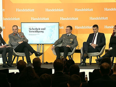 Panel auf der Konferenz „Sicherheit und Verteidigung 2023“. Von links: Frank Specht (Handelsblatt), Generalleutnant Alfons Mais, Oberst André Wüstner, Dr. Bastian Giegerich (International Institute for Strategic Studies), Agnieszka Brugger (MdB Bündnis 90/Die Grünen). Foto: Sreenshot