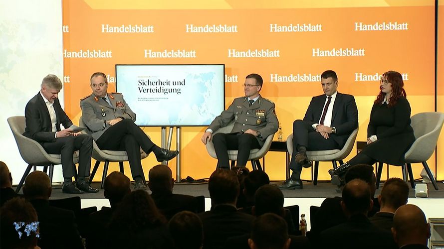 Panel auf der Konferenz „Sicherheit und Verteidigung 2023“. Von links: Frank Specht (Handelsblatt), Generalleutnant Alfons Mais, Oberst André Wüstner, Dr. Bastian Giegerich (International Institute for Strategic Studies), Agnieszka Brugger (MdB Bündnis 90/Die Grünen). Foto: Sreenshot