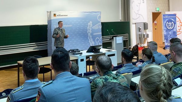 Vortrag von Bundesvorsitzendem Oberst André Wüstner vor Studenten der Universität der Bundeswehr München. Foto: TruKa UniBw München