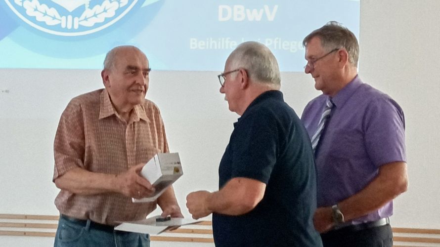 Oberstabsfeldwebel a.D. Horst Ulbrich erhält für seine 60 Jahre Mitgliedschaft die Treuurkunde des DBwV. Foto: Kurt Engelhart