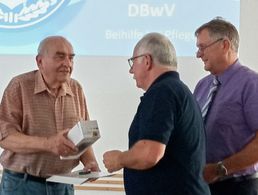 Oberstabsfeldwebel a.D. Horst Ulbrich erhält für seine 60 Jahre Mitgliedschaft die Treuurkunde des DBwV. Foto: Kurt Engelhart