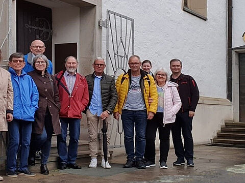 Mitglieder vor der Maria-Kröning-Kapelle in Stuppach mit dem Gemälde der Madonna von Maler Matthias Grünewald. Foto: Karlheinz Thürauf und C. Rother 