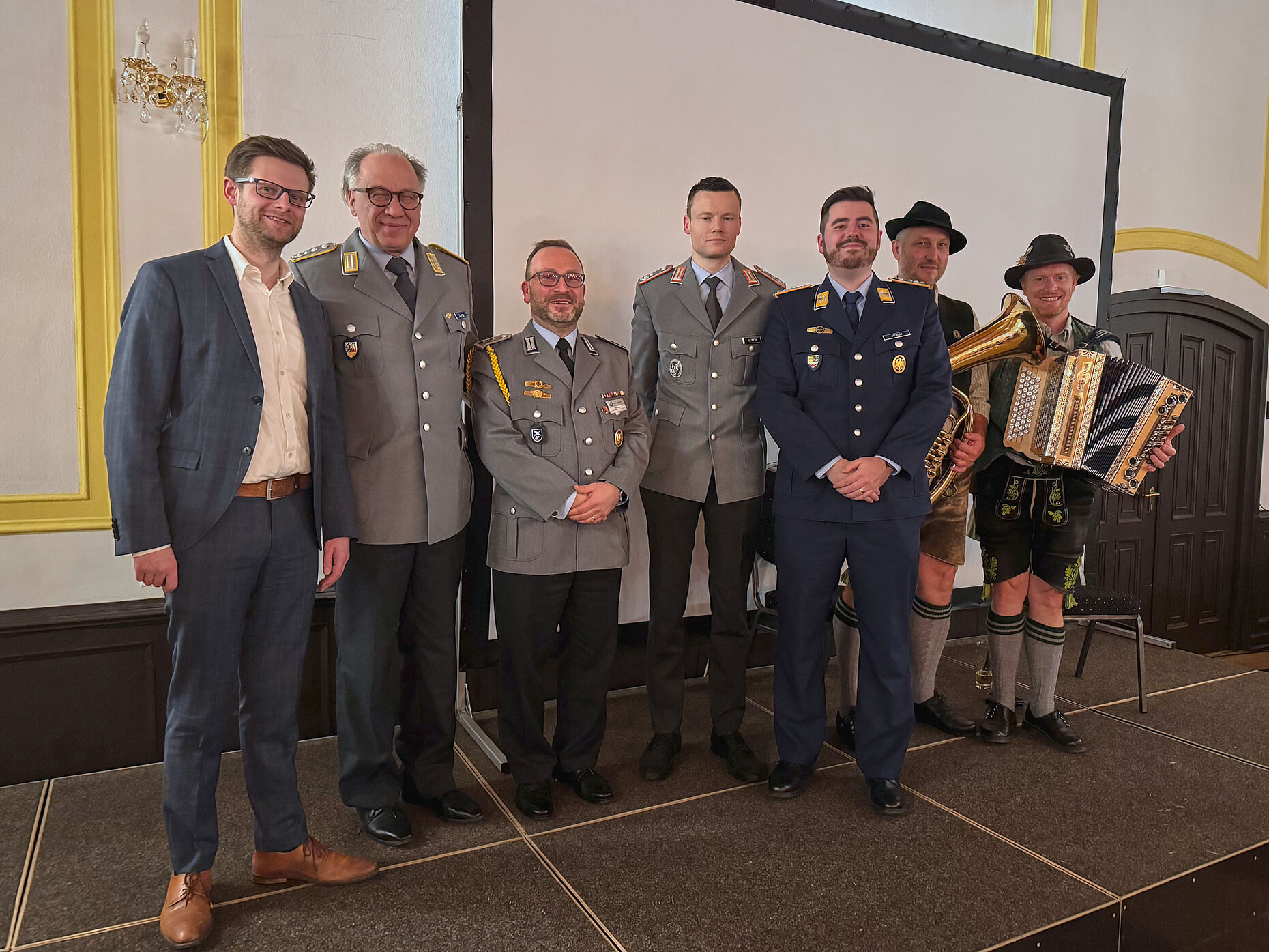 Grußwortredner und Musiker der StoKa-Weihnachtsfeier in München: Stadtrat Jens Luther (von links), Oberst Knuth Jung, Stabsfeldwebel Mirko Lange, Oberstleutnant Daniel Ullrich und Hauptmann Lukas Jochum zusammen mit den Kauntaler Musikern Bernd und Martin. Foto: Mirko Lange