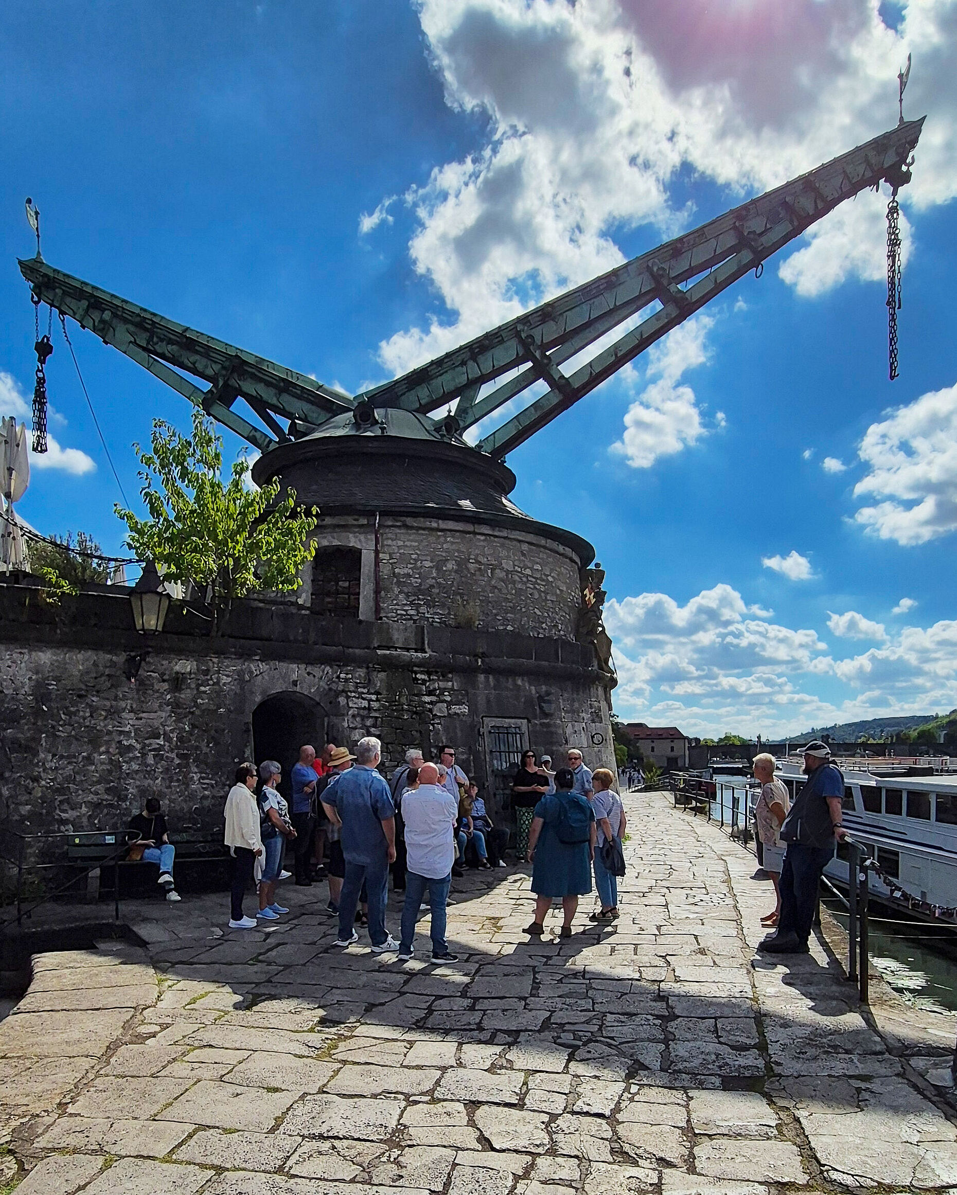 Eine der Stationen war der Alte Kranen am ehemaligen Oberzoll- und Hallamts am Mainufer von Würzburg. Foto: Roland Stengl