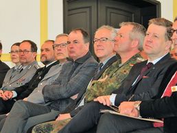 Gäste des Jahresempfangs, v.l.n.r.: Hans-Walter Teßler (DBwV), Oberstabsveterinär Christine Eimer, Oberstapotheker Dr. Boris Mey (ÜwSt ÖRA SanDstBw Süd), MilDekan (rk) Michael Gmelch (UniBw M), Oberst Bodo Lamberth (KompZ BauMgmt M), Uwe Borghoff (UniBw M
