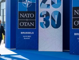 Der Gastgeber trifft ein: Nato-Generalsekretär Jens Stoltenberg betritt am Morgen des Gipfels das Brüsseler Nato-Hauptquartier. Foto: Nato