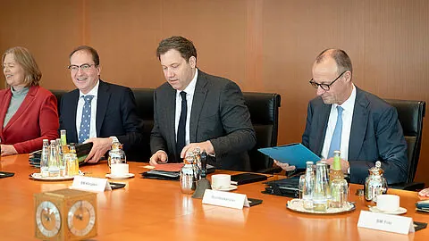 Bärbel Bas, Bundesministerin für Arbeit und Soziales, Alexander Dobrindt, Bundesminister des Innern, Lars Klingbeil, Vize-Kanzler und Bundesminister der Finanzen, und Bundeskanzler Friedrich Merz bei der 33. Sitzung des Bundeskabinetts am 11. Februar. Foto: picture alliance / Geisler-Fotopress