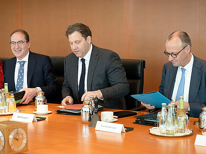 Bärbel Bas, Bundesministerin für Arbeit und Soziales, Alexander Dobrindt, Bundesminister des Innern, Lars Klingbeil, Vize-Kanzler und Bundesminister der Finanzen, und Bundeskanzler Friedrich Merz bei der 33. Sitzung des Bundeskabinetts am 11. Februar. Foto: picture alliance / Geisler-Fotopress