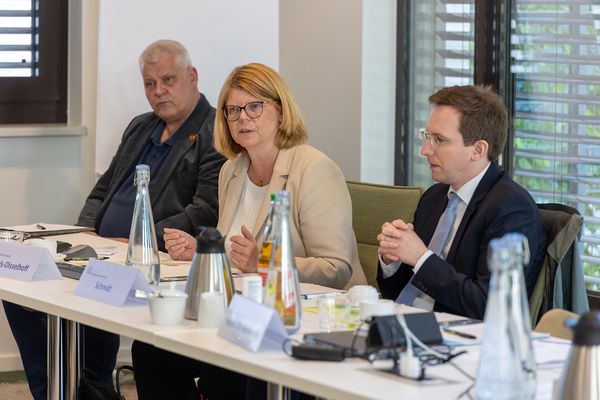 Kerstin Kreuels-Disselhoff und Christoph Schmidt (r.) aus dem BAPersBw berichteten über die Neuigkeiten zur Novelle des Soldatenentschädigungsgesetzes. Links im Bild: Der Vorsitzende ERH im Bundesvorstand, Ingo Zergiebel