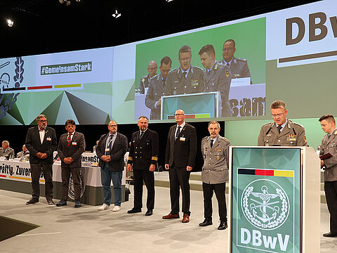 In Würdigung ihrer Verdienste ernannte Oberst André Wüstner (2.v.r.) die verdienten Mandatsträger (v.l.n.r.) Hauptmann a.D./Stabshauptmann d.R. Ernst Wendland, Stabsfeldwebel a.D Hans-Jürgen Kuschal, Oberstabsbootsmann a.D. Roy Meinhard, Fregattenkapitän Marco Thiele, Klaus-Hermann Scharf und Oberstabsfeldwebel Stefan Sprengers zu Ehrenmitgliedern des Verbandes. Foto: DBwV/Yann Bombeke