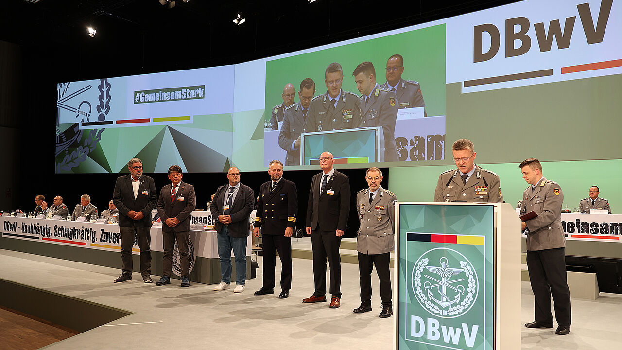 In Würdigung ihrer Verdienste ernannte Oberst André Wüstner (2.v.r.) die verdienten Mandatsträger (v.l.n.r.) Hauptmann a.D./Stabshauptmann d.R. Ernst Wendland, Stabsfeldwebel a.D Hans-Jürgen Kuschal, Oberstabsbootsmann a.D. Roy Meinhard, Fregattenkapitän Marco Thiele, Klaus-Hermann Scharf und Oberstabsfeldwebel Stefan Sprengers zu Ehrenmitgliedern des Verbandes. Foto: DBwV/Yann Bombeke